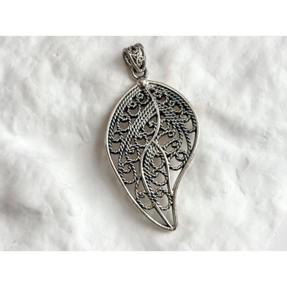 Bali Leaf Shaped Rope Accented Sterling Silver 925 Vintage Pendant | Charm
